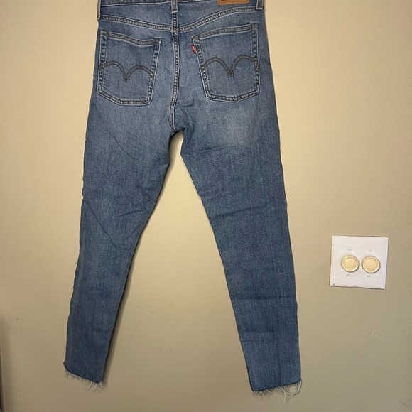 Levi’s Wedgie Button Fly Skinny Jean - Picture 11 of 13